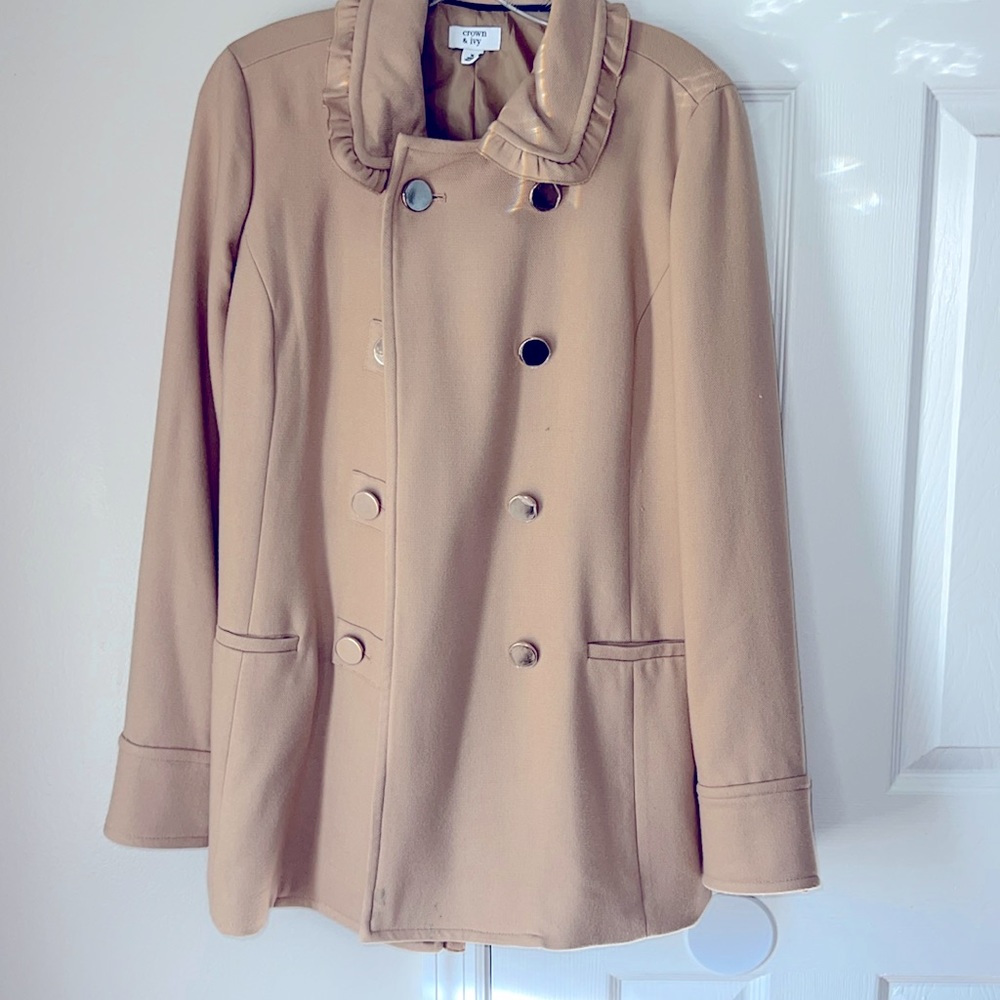 NWOT Crown & Ivy women’s tan double breasted jacket size Med. Plastic on buttons